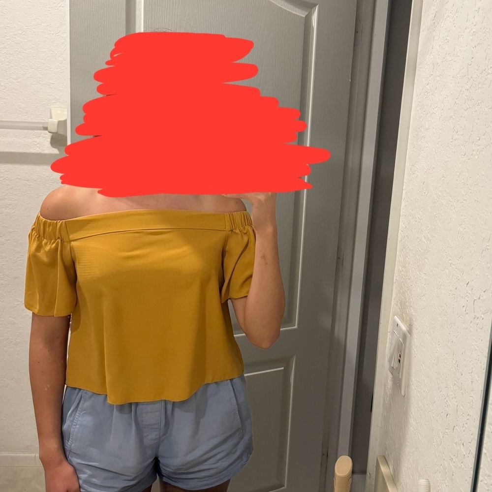 Alythea Size Small Off the Shoulder Top